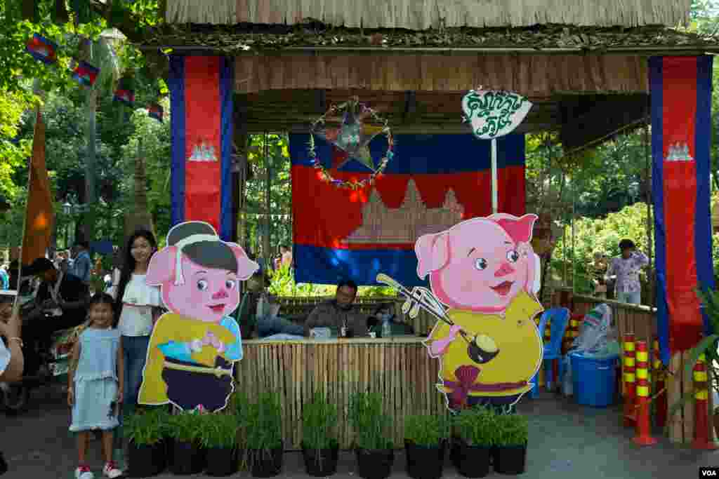 បុរសម្នាក់អង្គុយនៅក្នុងខ្ទម «ស្នាក់ការភូមិ» នៅរមណីយដ្ឋានវត្តភ្នំ អំឡុងកម្មវិធីសង្រ្កាន្តវត្តភ្នំដើម្បីអបអរពិធីបុណ្យចូលឆ្នាំប្រពៃណីខ្មែរនៅក្នុងថ្ងៃទីពីរ កាលពីថ្ងៃទី១៥ ខែមេសា ឆ្នាំ២០១៩ ក្នុងរាជធានីភ្នំពេញ ប្រទេសកម្ពុជា។(ទុំ ម្លិះ/VOA)