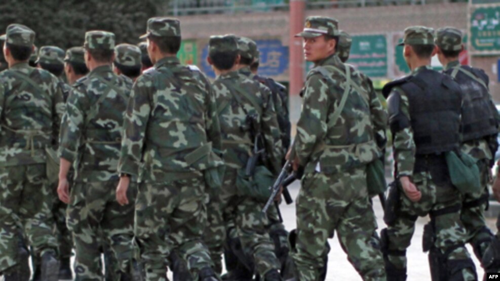 Tư liệu- Cảnh sát vũ trang Trung Quốc tuần tra một khu vực của người sắc tộc Uighur tại Kashgar, tỉnh Tân Cương, ngày 04 tháng 08 năm 2011.