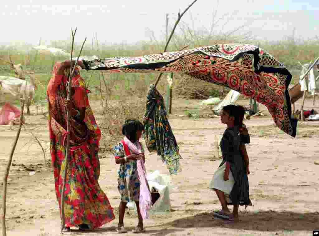 In 1998, about 2,541 deaths in India were attributed to the heat wave.