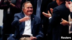 El expresidente George H. W. Bush se cayó en su casa en Maine, y se rompió un hueso del cuello.