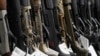 Senapan berburu dipajang di Firearms Unknown, toko senjata di Oceanside, California, AS, 12 April 2021. (Foto: REUTERS/Bing Guan)