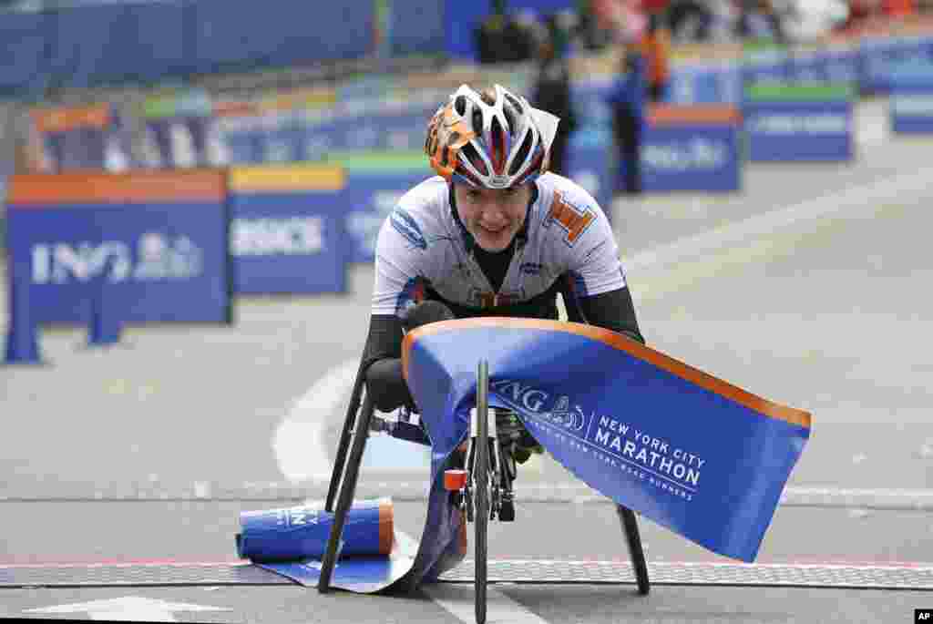 Women's wheelchair winner Tatyana McFadden of the United States breaks the tape to win the women's wheelchair division of the New York City Marathon, Nov. 3, 2013.