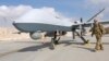 Seorang tentara AS berada di dekat drone Amerika "MQ-9 Reaper" (foto: dok). AS melancarkan serangan udara menggunakan drone yang menewaskan Jenderal Qassem Soleimani.
