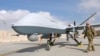 Archivo - Un oficial de la Fuerza Aérea de EE.UU. pasa frente a un drone MQ-9, de un escuadrón que arribó para la lucha contra el Talibán, en Kandahar, Afganistán, el 23 de enero de 2018.