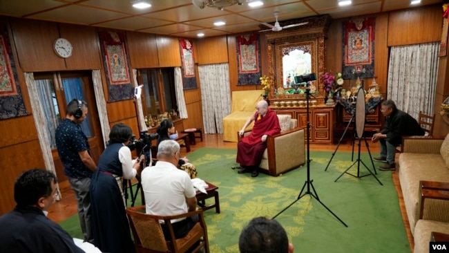 西藏精神领袖达赖喇嘛在达兰萨拉接受美国之音专访。(2019年6月11日)