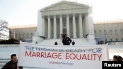 27일 미국 워싱턴의 연방대법원 앞에서 동성혼을 지지하는 시위대. 