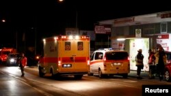 Các nhân viên cấp cứu làm nhiệm vụ tại khu vực nơi xảy ra vụ tấn công hành khách đi tàu bằng rìu gần thành phố Wuerzburg, 19/7/2016.