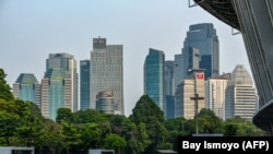 Gedung pencakar langit milik bank terlihat dari Stadion Senayan yang terlihat sepi dari aktivitas setelah jam kantor di tengah pandemi COVID-19 di Jakarta pada 27 Agustus 2021. (Foto: AFP/Bay Ismoyo)