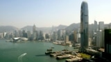 资料照片: 2003年11月3日香港竣工的88层国际金融中心(右)
