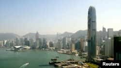 香港鸟瞰。远处可见88层高的香港国际金融中心大楼。