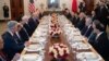 2020年15月15日美国总统特朗普（左中）和中国副总理刘鹤（右中）签署美中贸易协定后在白宫共进午餐。 