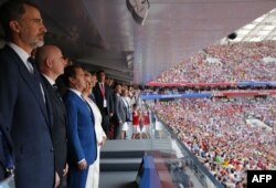 (Dari kiri ke kanan), Raja Spanyol Felipe, Presiden FIFA Gianni Infantion, Perdana Menteri Rusia Dmitry Medvedev dan istrinya,Svetlana Medvedeva menghadiri laga 16 besara Piala Dunia FIFA 2018 antara Rusia dan Spanyol, di Moskow, 1 Juli 2018.