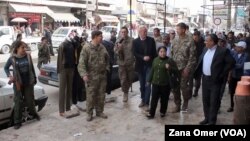 Delegasi tingkat tinggi AS, termasuk diplomat dan anggota koalisi pimpinan AS, mengunjungi kota Manbij di Suriah utara, hari Kamis (22/3).