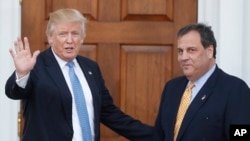 Le président élu Trump avec le gouverneur Chris Christie arrivent au golf national deTrump dans le New Jersey, le 20 novembre 2016.