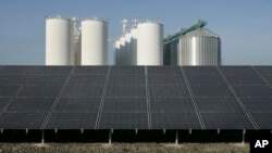 A nivel nacional el buró de administración de tierras de EE.UU. ha aprobado 52 grandes proyectos de energía renovable desde 2009, que incluyen 29 plantas solares.