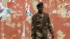 Um militar guardando o edifício da Assembleia Nacional em Bissau