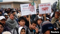 Мусульмане-шииты, среди которых представители народности хазара, вышли на акцию протеста, они требуют от силовиков защитить их от суннитских экстремистов. Кветта, Пакистан. 18 февраля 2013 года
