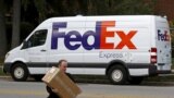FOTO ARSIP: Minibus pengirim paket milik FederalExpress mengirimkan paket untuk dikirimkan di Wilmette, Illinois, 27 Oktober 2015 (foto: Reuters/Jim Young/Foto Arsip)