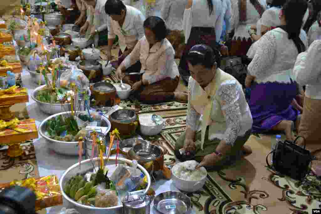 លោកស្រី​ម៉ែន សំអន​ រដ្ឋមន្រ្តី​ក្រសួង​ទំនាក់ទំនង​ជាមួយ​រដ្ឋសភា ព្រឹទ្ធសភា និង​អធិការកិច្ច​ រាប់បាត្រ​ដើម្បី​ឧទ្ទិស​ដល់​ជនរងគ្រោះ​ដែល​បាន​ស្លាប់​នៅ​មន្ទីរស-២១ ក្នុង​រាជធានី​ភ្នំពេញ​ កាល​ពី​ថ្ងៃ​ព្រហស្បតិ៍ ទី​០៤ ខែ​តុលា ឆ្នាំ​២០១៨។ (ណឹម សុភ័ក្រ្តបញ្ញា/VOA)