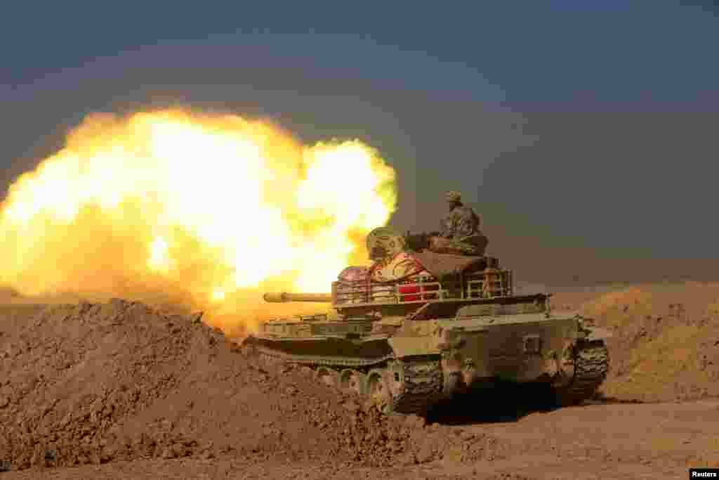 Pasukan Irak melepaskan tembakan artileri ke arah posisi militan ISIS di Mosul.
