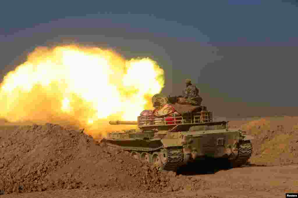 Members of the Iraqi Army fire toward Islamic State militant positions at the south of Mosul.Dec. 10, 2016.