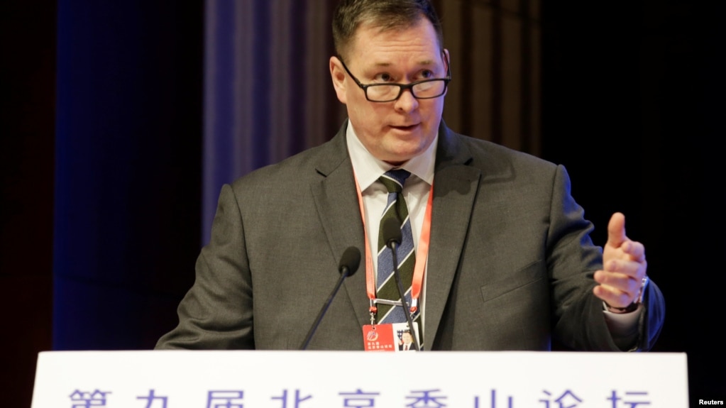 美国助理国防部长帮办施灿德在北京香山论坛上讲话。（2019年10月21日）