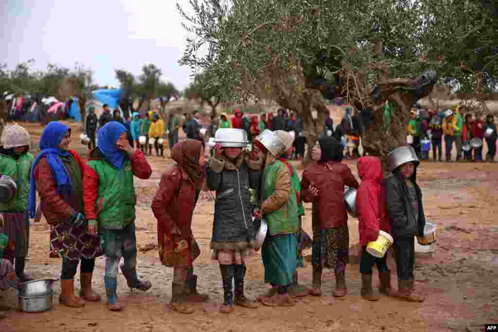 시리아 서북부 알레포의 실향민 임시 캠프에서 아이들이 음식을 배급받기 위해 줄 서 있다.