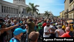 Massa berdemonstrasi menentang pemerintahan Presiden Kuba Miguel Diaz-Canel di Havana, 11 Juli 2021. (Foto: AFP)