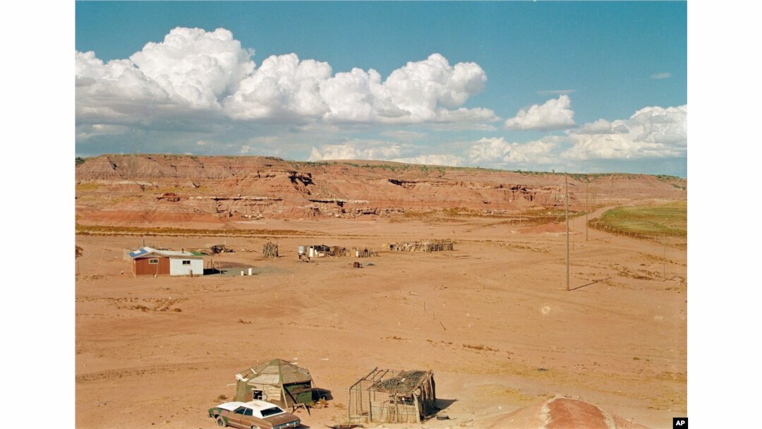 Rumah-rumah suku Indian Navajo yang terisolasi di sebuah ngarai kecil di sebelah timur Tuba City, Arizona. Banyak warga Navajo tidak memiliki alamat rumah, persyaratan untuk memberikan suara di negara bagian tersebut. (AP/Jeff Robbins)