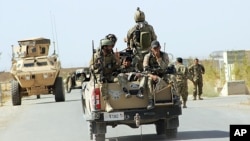 30일 아프가니스탄 정부군이 군사작전 수행을 위해 카불 북부 쿤두즈 시로 들어서고 있다.
