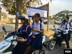 Cambodian students ride their motorcycles after school along Battambang’s Sangker river, February 14, 2017. (Sophat Soeung/VOA Khmer)
