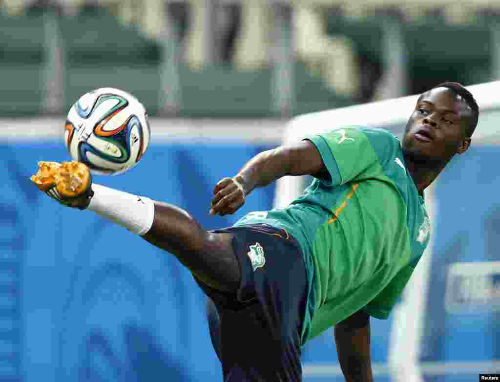 Ivory Coast national team midfielder Ismael Diomande plays with a ball during practice at Castelo Stadium in Fortaleza June 23, 2014. REUTERS/Mike Blake (BRAZIL - Tags: SPORT WORLD CUP SOCCER) - RTR3VD8O