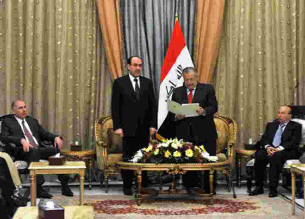 Iraqi President Jalal Talabani, center right, and Prime Minister Nouri al-Maliki, center left, are seen during a ceremony of asking al-Maliki to form the next government in Baghdad, 25 Nov 2010