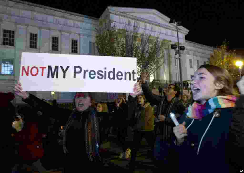 抗议川普当选者在华盛顿示威，有人举着标语&ldquo;不是我的总统&rdquo;（2016年11月12日）