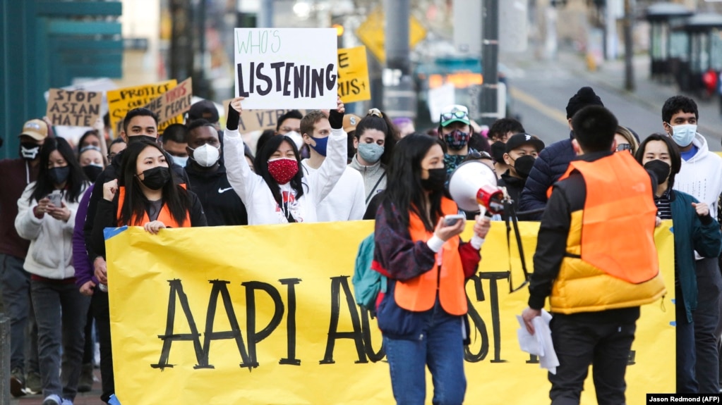 在西雅图街头的抗议反亚裔仇恨犯罪游行 （法新社 2021年3月13日）(photo:VOA)
