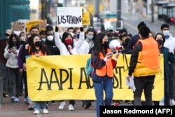 Unjuk rasa "We Are Not Silent" melawan kebencian anti-Asia sebagai tanggapan atas kejahatan anti-Asia baru-baru ini di Chinatown-Distrik Internasional Seattle, Washington pada 13 Maret 2021. (Foto: AFP/Jason Redmond)