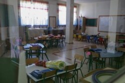 Sebuah gambar yang diambil pada 30 Juni 2020, menunjukkan ruang kelas kosong di sekolah Our Lady of Lourdes di kota Zahle, Lebanon, di wilayah Bekaa tengah. (Foto: AFP/Joseph Eid)