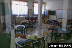 Sebuah gambar yang diambil pada 30 Juni 2020, menunjukkan ruang kelas kosong di sekolah Our Lady of Lourdes di kota Zahle, Lebanon, di wilayah Bekaa tengah. (Foto: AFP/Joseph Eid)
