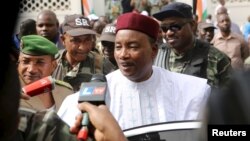 Niger's incumbent President Mahamadou Issoufou speaks to journalists after voting during the country's presidential and legislative elections in Niamey, Niger, Feb. 21, 2016. 