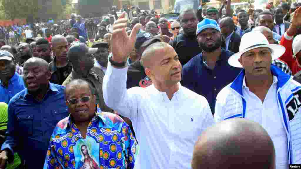 Accompagné des milliers de ses partisans, Moïse Katumbi, candidat de l&#39;opposition à la présidentielle, se dirige vers le Parquet général de la République à Lubumbashi, 9 mai 2016.