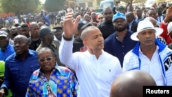 L’opposant Moïse Katumbi et ses proches marchent en direction du parquet général de Lubumbashi devant une foule des partisans, 9 mai 2016.
