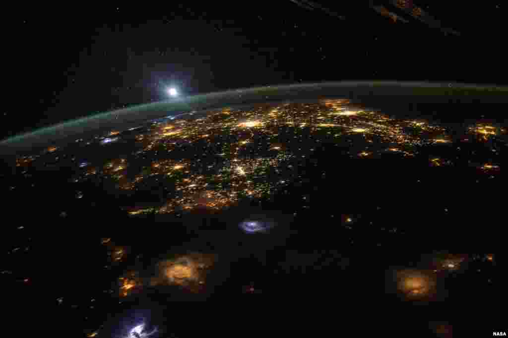 Phi hành gia NASA Scott Kelly, hiện đang thực hiện sứ mạng kéo dài một năm trên Trạm Không gian Quốc tế, chụp bức ảnh bình minh này và đăng trên mạng xã hội vào ngày 10 tháng 8, 2015. Kelly viết, &quot;#GoodMorning to those in the western #USA.&quot;