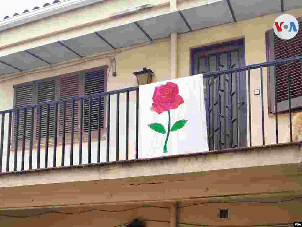 La creatividad ha aflorado este Sant Jordi: muchos balcones han sido decorados con imágenes de rosas. [Foto: Cortesía de Elisenda Liñán]