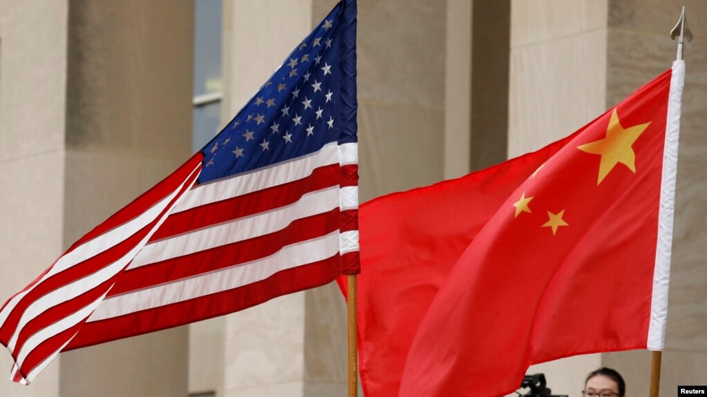 2018年11月，时任美国国防部长马蒂斯在五角大楼欢迎到访的中国国防部长魏凤和时，飘扬在五角大楼外的美中国旗。 (photo:VOA)