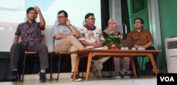 Ade Armando (kanan) bersama peneliti Setara Institute lainnya saat memaparkan hasil penelitian di Hotel Ibis, Jakarta, Jumat (31/5). (Foto: VOA/Sasmito)