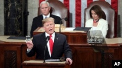 Presiden Donald Trump membacakan pidato kenegaraan (State of the Union) di depan sidang gabungan Kongres di Capitol Hill, Washington, 5 Februari 2019, disaksikan juga oleh Wakil Presiden Mike Pence dan Ketua DPR Nancy Pelosi.