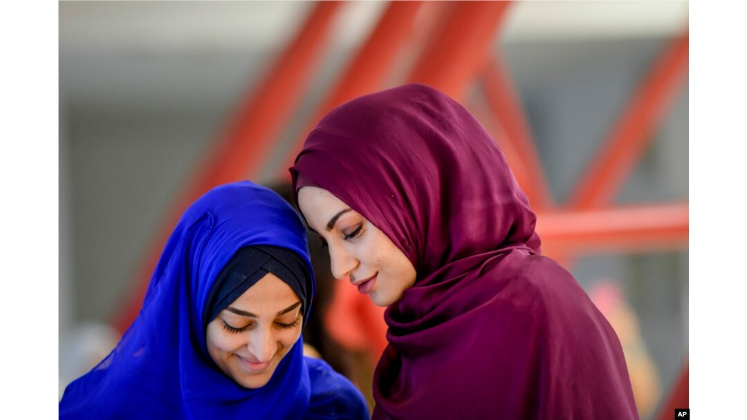 Perempuan Muslim di Bukares, Romania menunggu salat Ied dimulai.