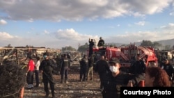 Agentes policiales trabajan entre los restos del mercado de pirotecnia de San Pablito, incendiado el martes. Foto: Policía Federal mexicana.