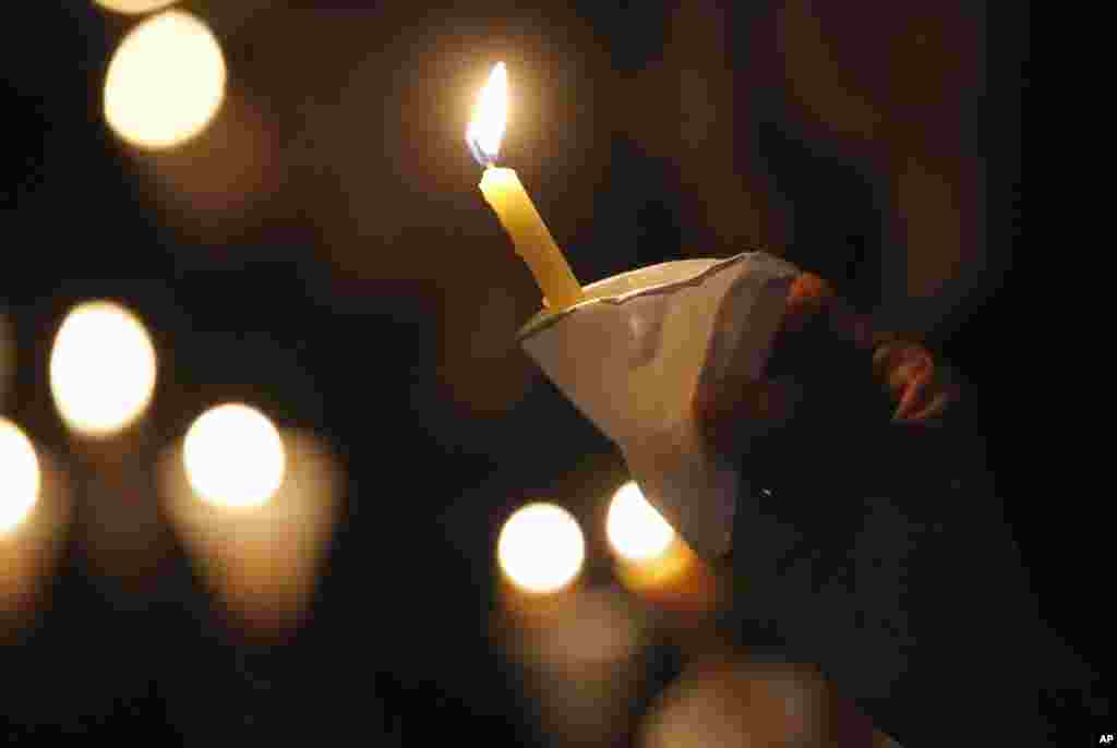 روشن کردن شمع در مراسم اولین سالگرد درگذشت پادشاه تایلند