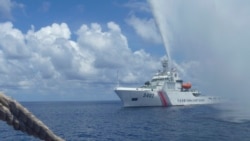 资料照：2015 年 9 月 23 日，中国海岸警卫队成员在南中国海（也称为西菲律宾海）的斯卡伯勒浅滩附近与菲律宾渔民对峙。